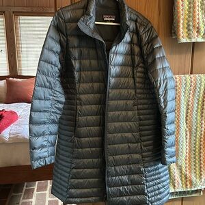 Patagonia Women’s Parka. Dark bluish gray. Size Large